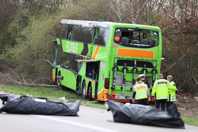 Bilder des Jahres 2024, News 03 März News Themen der Woche KW13 News Bilder des Tages Leipzig, Sachsen, Deutschland, 27.03.2024: A 9 zwischen Wiedemar und Schkeuditzer Kreuz: Schwerer Unfall auf der Autobahn: Ein Reisebus ist umgekippt, es mindestens 5 Tote Copyright: xdtsxNachrichtenagenturx dts_33652