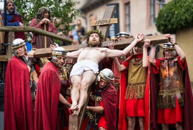 Bilder des Jahres 2024, News 03 März News Themen der Woche KW13 News Bilder des Tages Karfreitagsprozession (Passionsspiele) in Bensheim an der Bergstrasse (Foto vom 29.03.2024). Rund 90 Laiendarstellerinnen und -darsteller in historischen Kostuemen ziehen durch die Bensheimer Innenstadt und stellen den Leidensweg Jesu nach: Mit der Festnahme Jesu, der Verurteilung von Jesus durch den roemischen Statthalter Pontius Pilatus und der Kreuzigung auf dem Marktplatz. Eingewanderte aus Italien brachten ihre Tradition des Passionsspiels in den 1980er-Jahren mit an die Bergstrasse. Begleitet haetten die Prozession etwa 300 Zuschauer, sagte ein Sprecher der Polizei dem Evangelischen Pressedienst (epd). (Siehe epd-Meldung vom 29.03.2024) EDITORIAL USE ONLY