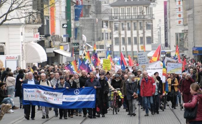 Bilder des Jahres 2024, News 03 März News Themen der Woche KW13 30.03.2024 xkhx Kassel, Kasseler Ostermarsch 2024 Auf den Banner Forderungen u.a.nach Verhandeln statt schießen Abrüsten statt Aufrüsten Friedensfähigkeit statt Kriegstüchtigkeit Bei den Teilnehmern domminierten die Banner Pro-Palästina und Anti-Israel