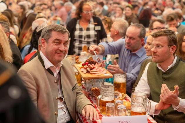 Bilder des Jahres 2024, News 03 März News Themen der Woche KW13 News Bilder des Tages Nürnberg Frühlingsvolksfest 2024 - Bieranstich Ein glücklicher Ministerpräsident Markus Söder CSU beim Bieranstich des Nürnberger Volksfest. Gegenüber der Nürnberger Oberbürgermeister Macus König CSU. Im HIntergrund Hubert Aiwanger. Nürnberg Bayern Deutschland