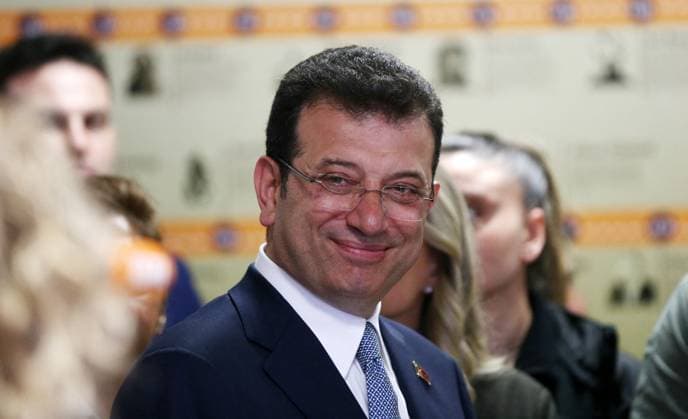 News Bilder des Tages Local Elections In Turkey Ekrem Imamoglu, Mayor of Istanbul Metropolitan Municipality and candidate of the Republican People s Party, CHP, cast his vote with his wife Dilek Imamoglu in the March 31 Local Government elections. In the March 31 Local Government General Elections, more than 61 million voters will vote in approximately 208 thousand ballot boxes. In Istanbul, Turkey, on March 31, 2024. Photo by Huseyin Yavuz DIA Images ABACAPRESS.COM Turkey  Copyright: xDIAxImages ABACAx