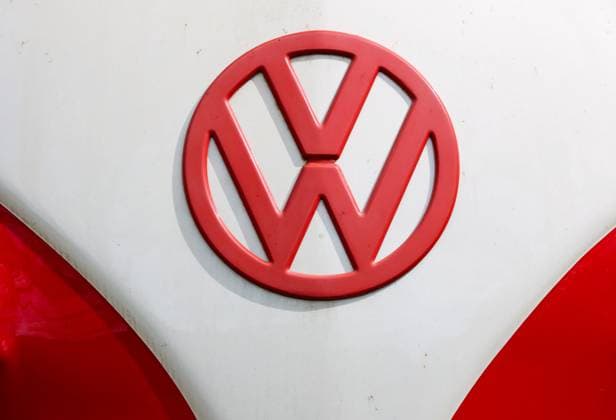 08.04.2024, Deutschland, NRW, Autos, Volkswagen, Oldtimer, VW Bulli mit rot-weisser Lackierung, Bus, H-Kennzeichen, rotes VW Logo, Deutschland Copyright: xSnowfieldxPhotographyx SF080424VWBulliD2