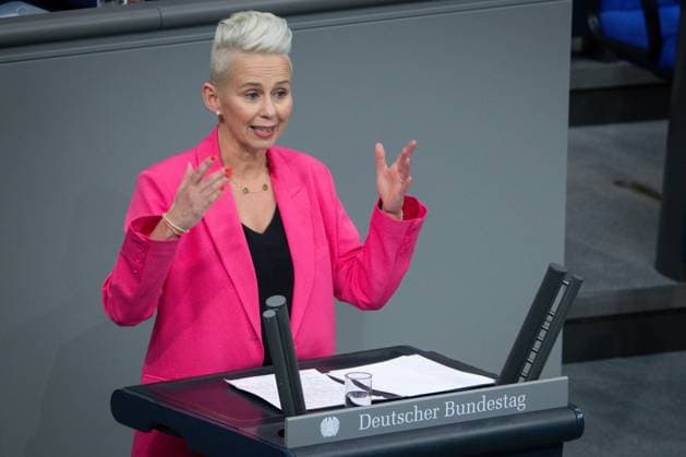 News Bilder des Tages Deutscher Bundestag, 162. Plenarsitzung Silvia Breher (CDU) im Portrait bei ihrer Rede zum Tagesordnungspunkt Aenderung des Schwangerschaftskonfliktgesetzes bei der 162. Sitzung des Deutschen Bundestag in Berlin, 10.04.2024 Berlin Berlin Deutschland