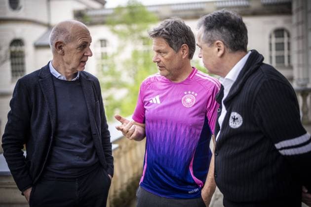 Bilder des Jahres 2024, News 04 April News Themen der Woche KW15 News Bilder des Tages Berlin, 10.04.2024. Bundesminister und Vizekanzler Robert Habeck (Buendnis 90 Die Gruenen) trifft die DFB Spitze (Bernd Neuendorf und Andreas Rettig) zu einem GesprâˆöÂßch im Wirtschaftsministerium.. Berlin Deutschland Copyright: xDominikxButzmannxBMWKxphotothek.dex