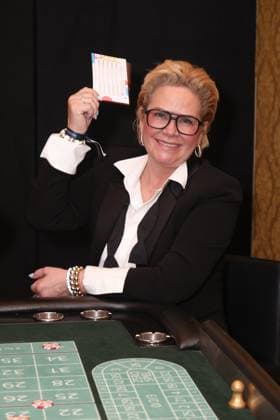 Claudia Effenberg beim Roulette, Spieleabend für den guten Zweck: Unter dem Motto Herz ist Trumpf wurde in der Spielbank Hamburg nicht nur am Roulette-Tisch gezockt, es wurden auch Gesellschaftsspiele wie Kniffel oder Mensch ärgere Dich nicht gespielt - alles im Rahmen einer Charity-Veranstaltung zugunsten der Budnianer Hilfe e.V., die in Hamburg Kinder- und Jugendprojekte unterstützt, Hamburg 11.4.2024