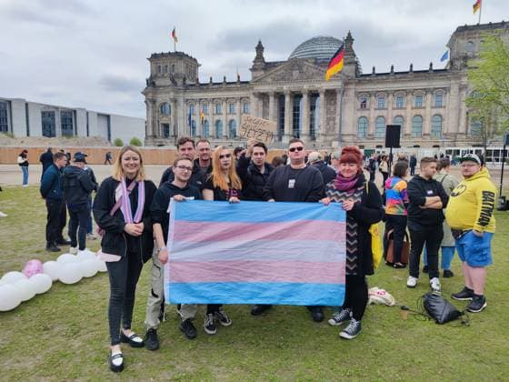 Bilder des Jahres 2024, News 04 April News Themen der Woche KW15 News Bilder des Tages Berlin, Deutschland, 12.04.2024: Wiese vor Reichstagsgebäude: Demo für das Selbstbestimmungsgesetz: Demonstranten haben sich versammelt, um für das sog. Selbstbestimmungsgesetz zu protestieren, das zeitgleich im Bundestag beschlossen wird Copyright: xdtsxNachrichtenagenturx dts_34213