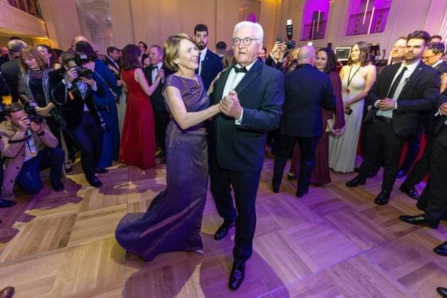 Bilder des Jahres 2024, Entertainment 04 April Entertainment Themen der Woche KW15 Entertainment Bilder des Tages Berlin Bundespresseball 2024, Berlin, 12.04.2024 Bundespraesident Frank-Walter Steinmeier und seine Frau Elke Buedenbender eröffnen den Ball mit einem Walzer. Bundespresseball 2024, Hotel Adlon Kempinski Berlin, 12.04.2024 Copyright: xEibner-Pressefoto JadrankoxMarjax EP_JMC