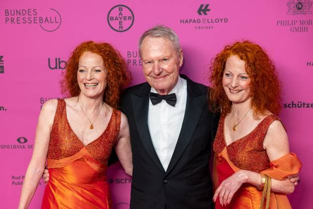 Bilder des Jahres 2024, Entertainment 04 April Entertainment Themen der Woche KW15 Entertainment Bilder des Tages Berlin Bundespresseball 2024, Berlin, 12.04.2024 Almut Hannover, Hans-Olaf Henkel, Bettina Hannover. Bundespresseball 2024, Hotel Adlon Kempinski Berlin, 12.04.2024 Copyright: xEibner-Pressefoto JadrankoxMarjax EP_JMC