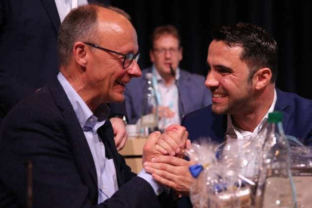 Blick am Sonnabend (13.04.2024) in der Stadthalle der Hanse- und Universitätsstadt Rostock auf den Parteitag der CDU des Landes Mecklenburg Vorpommern mit Daniel Peters MdL re. und dem Bundes- und Fraktionsvorsitzenden Friedrich Merz, MdB im Mittelpunkt nach dem Wahlsieg als Landesvorsitzender von Peters.