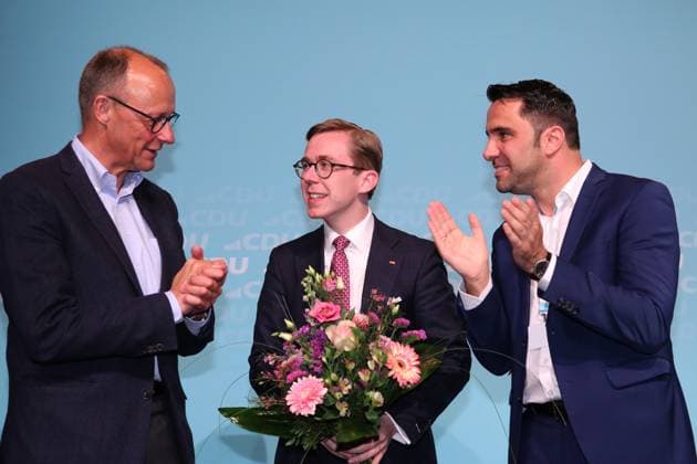 News Themen der Woche KW15 News Bilder des Tages Blick am Sonnabend (13.04.2024) in der Stadthalle der Hanse- und Universitätsstadt Rostock auf den Parteitag der CDU des Landes Mecklenburg Vorpommern mit Philipp Amthor, MdB Mitte (Neuer Generalsekretär) und Daniel Peters MdL re. (Neuer Landesvorsitzender) und dem Bundes- und Fraktionsvorsitzenden Friedrich Merz, MdB.