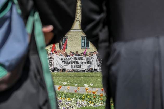 13.04.2024, Feminismus in die Offensive Demo, München: Anlässlich des rechtskonservativen Marsch für das Leben gingen mehrere tausend Menschen im Gegenprotest gegen jenen Marsch auf die Straße. Unter dem Motto Feminismus in die Offensive forderten sie ein Recht auf Abtreibung und ein Eintreten für das Recht der Selbstbestimmung von Frauen. Bayern Deutschland Feminsmus in die Offensive Demo-10
