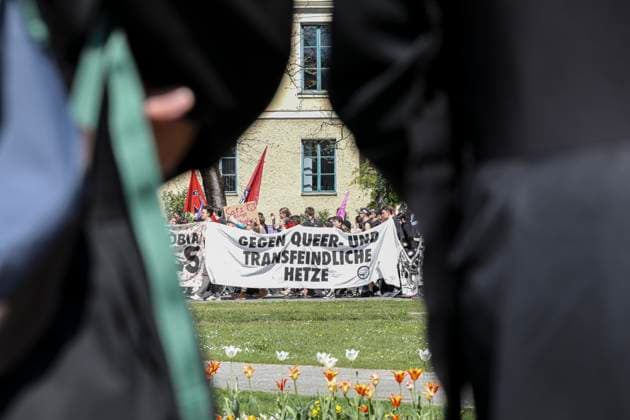 Bilder des Jahres 2024, News 04 April News Themen der Woche KW15 News Bilder des Tages 13.04.2024, Feminismus in die Offensive Demo, München: Anlässlich des rechtskonservativen Marsch für das Leben gingen mehrere tausend Menschen im Gegenprotest gegen jenen Marsch auf die Straße. Unter dem Motto Feminismus in die Offensive forderten sie ein Recht auf Abtreibung und ein Eintreten für das Recht der Selbstbestimmung von Frauen. Bayern Deutschland Feminsmus in die Offensive Demo-11