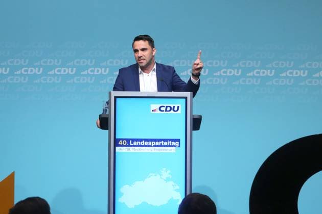 Blick am Sonnabend (13.04.2024) in der Stadthalle der Hanse- und Universitätsstadt Rostock auf den Parteitag der CDU des Landes Mecklenburg Vorpommern. Bei der Veranstaltung wählten die Delegierten Daniel Peters (Hier im Bild) zu ihrem neuen Landesvorsitzenden. Dazu wurde Philipp Amthor, MdB der neue Generalsekretär der Landes-CDU. Außerdem sprach der Bundes- und Fraktionsvorsitzende Friedrich Merz, MdB zu den Gästen.