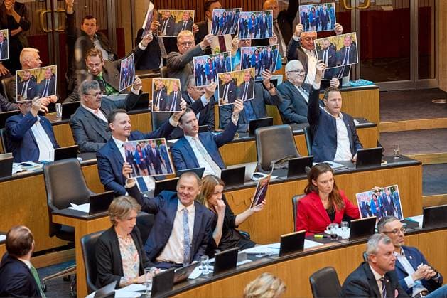 Bilder des Jahres 2024, News 04 April News Themen der Woche KW16 News Bilder des Tages - Wien 17.04.2024 - Österreichisches Parlament Nationalrat Sitzung - Der Nationalrat trat heute im Hohen Haus zu einer reglären Nationalratssitzung zusammen. - PHOTO: die FPÖ Fraktion zeigten während der Debatte Fotos mit u.a. ÖVP-PolitikerInnen (Edtstadler) mit dem Russischen Präsidenten Putin oder ÖVP-Nationalratspräsident Sobotka mit dem flüchtigen mutmasslichen Russland-Spion und Wirecard-Vorstand Marsalek Vienna (AUSTRIA) - Austrian Parliament National Council session - The National Council met today in Parliament for a regular National Council session. Nationalrat SItzung Parlament