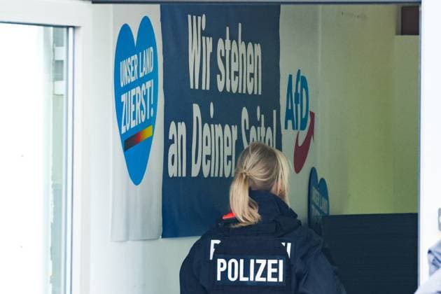 Bilder des Jahres 2024, News 04 April News Themen der Woche KW16 News Bilder des Tages Niedersachsen, Hannover, Razzia bei der AfD: Staatsanwaltschaft Hannover durchsucht Parteizentrale,