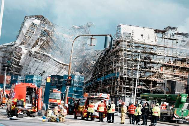 Bilder des Jahres 2024, News 04 April News Themen der Woche KW16 News Bilder des Tages The outer wall of the Stock Exchange has collapsed towards Boersgade, Copenhagen, Thursday, April 18, 2024. On Tuesday morning, a fire was reported in the historic building in Copenhagen, which was under renovation. It was expected that the renovation would be completed in the autumn of 2024 in connection with the celebration of the Stock Exchange s 400-year anniversary. The building was erected in the 1620s as a commercial building by King Christian IV. Today, the building is owned by Danish Business, and has served as an office building. (Photo: Thomas Traasdahl Scanpix 2024) , Copenhagen Denmark Copyright: ThomasxTraasdahlx spdk20240418-172801-L