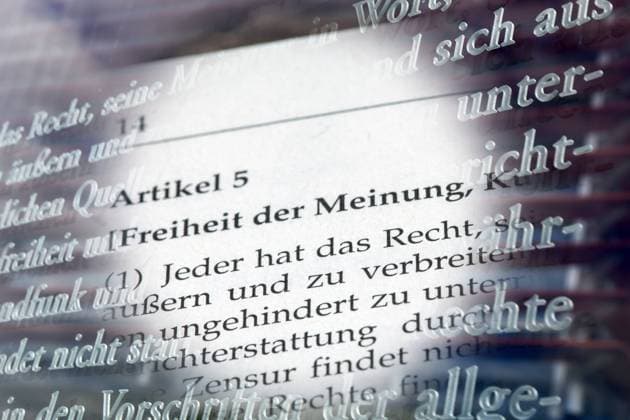 Symbolbild Meinungsfreiheit in Deutschland: Auszug aus dem Artikel 5 des Grundgesetzes
