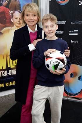 Bilder des Jahres 2024, Entertainment 04 April Entertainment Themen der Woche KW16 Entertainment Bilder des Tages Uschi Glas und Lucas Herzog bei der Premiere des Kinofilms Max und die Wilde 7: Die Geister-Oma auf dem Lichter Filmfest Frankfurt International im Eldorado Filmtheater. Frankfurt., 21.04.2024