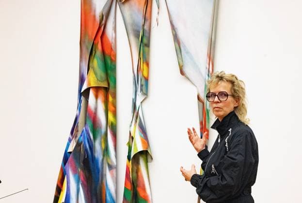 Bilder des Jahres 2024, Entertainment 04 April Entertainment Themen der Woche KW17 Entertainment Bilder des Tages Vorbesichtigung der Sonderausstellung Studio Paintings der Malerin Katharina Grosse am 23.04.2024 im Kunstmuseum Bonn. (Foto: Katharina Grosse neben ihrem Werk aus 2023, Acryl auf Leinwand) In der Ausstellung sind ab 25. April ueberwiegend grossformatige Gemaelde auf Leinwand zu sehen, die seit den spaeten 1980er Jahren bis heute in Grosses Atelier entstanden. Bis 22. September veranschaulicht die Ausstellung, wie Grosse die konventionellen Beziehungen von Vordergrund und Hintergrund, Oberflaeche und Untergrund unterlaeuft und neue Vorstellungswelten eroeffnet. Grosse ist besonders fuer ihre Spray-Arbeiten bekannt. (Siehe epd-Meldung vom 23.04.2024) EDITORIAL USE ONLY