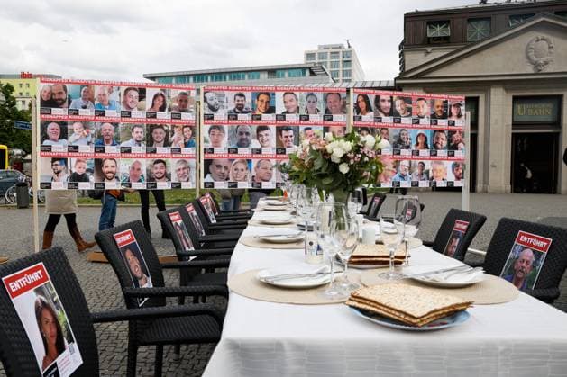 Bilder des Jahres 2024, News 04 April News Themen der Woche KW17 News Bilder des Tages Protest-Aktion von Familien der von der Hamas verschleppten Geiseln zum Pessach-Fest. 133 leere Stühle sollen für die Menschen stehen, die das wichtige jüdische Fest nicht mit ihren Familien feiern können. Wittenbergplatz, Berlin am 23.04,24 Prostestaktion für die von Hamas entführten Geiseln in Berlin