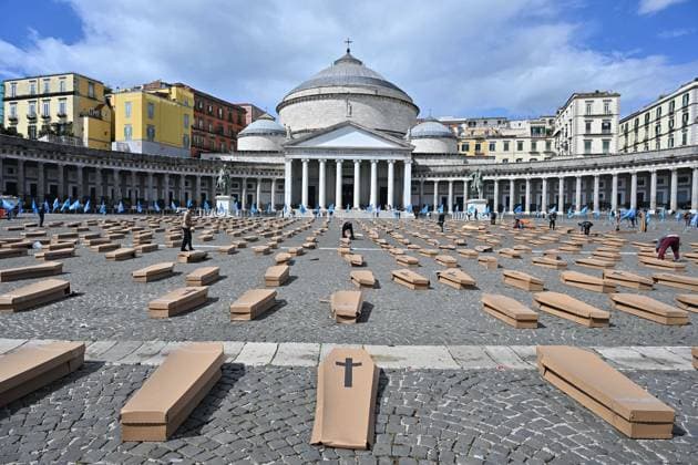 Bilder des Jahres 2024, News 04 April News Themen der Woche KW17 News Bilder des Tages Italien, 500 Särge auf Piazza del Plebiscito der Kampagne Null Todesfälle am Arbeitsplatz in Neapel Foto IPP Felice De Martino Napoli 24 04 2024 Piazza del Plebiscito come un cimitero: 500 bare contro le morti sul lavoro. Iniziativa della Uil per la campagna Zero morti sul Lavoro. Italy Photo Press World Copyright