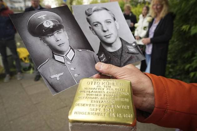 Bilder des Jahres 2024, News 04 April News Themen der Woche KW17 News Bilder des Tages Stolperstein für Otto Kühlen in Duisburg verlegt. ** NUR FÜR REDAKTIONELLE ZWECKE ** EDITORIAL USE ONLY **<p>Ein Stolperstein wird für Otto Kühlen am Donnerstag, 25. April 2024 am Flachsmarkt in Duisburg verlegt. Er wurde als Deserteur 1941 zum Tode verurteilt. Ein anderer Stein wurde an gleicher Stelle schon vor zwei Jahren für seinen Bruder verlegt. Duisburg NRW Duisburg Copyright: STEFANxAREND