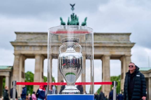 Bilder des Jahres 2024, News 04 April News Themen der Woche KW17 News Bilder des Tages 53 Tage bevor die Fußball-Europameisterschaft (UEFA European Football Championship) in Deutschland beginnt ist die Sieger-Pokal der UEFA EURO 2024 am Brandenburger Tor ausgestellt worden. 53 days before the UEFA European Football Championship kicks off in Germany, the UEFA EURO 2024 winner s trophy has been displayed at the Brandenburg Gate. snapshot-photography F.Boillot