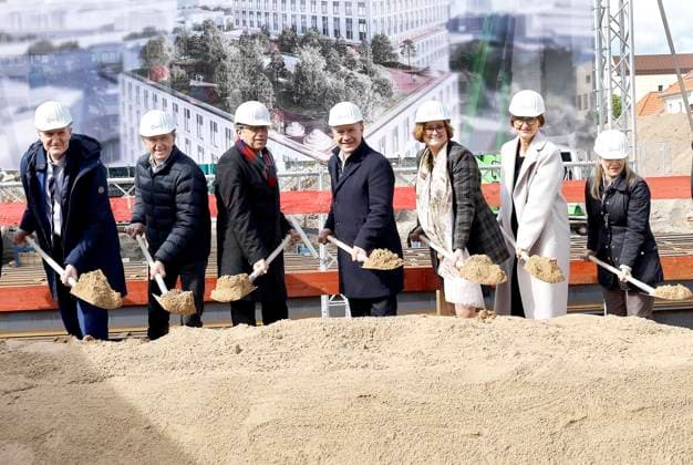 Bilder des Jahres 2024, News 04 April News Themen der Woche KW17 Prof. Dr. Volkmar Falk, Prof. Dr. Hans Maier, Dr. Ina Czyborra, Prof. Dr. Heyo K. Kroemer, Kai Wegner, Bettina Stark - Watzinger, Asttrid Lurati beim Spatenstich für den Neubau des Deutschen Herzzentrums cer Charite ind Berlin.