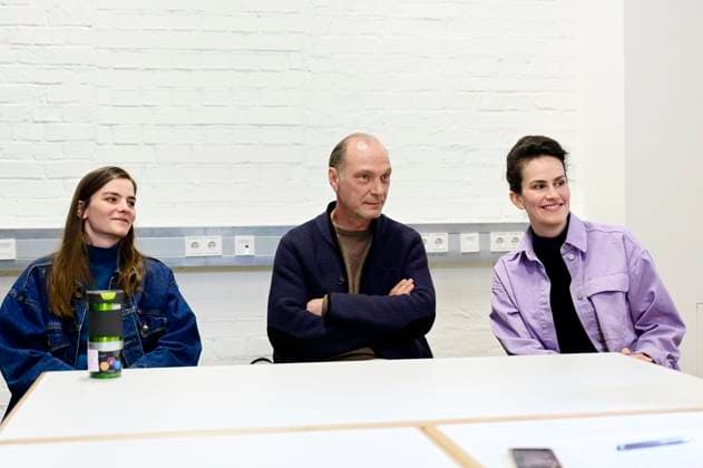Emilie Neumeister, Martin Brambach und Saralisa Volm beim Fototermin am Set des ARD-Krimis Tatort: Schwesternliebe im Dresdner Kraftwerk Mitte. Dresden, 25.04.2024