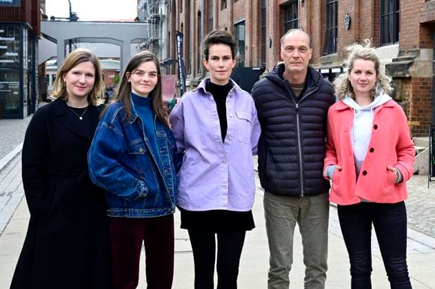 Sirkka Kluge, Emilie Neumeister, Saralisa Volm, Martin Brambach und Cornelia Gröschel beim Fototermin am Set des ARD-Krimis Tatort: Schwesternliebe im Dresdner Kraftwerk Mitte. Dresden, 25.04.2024