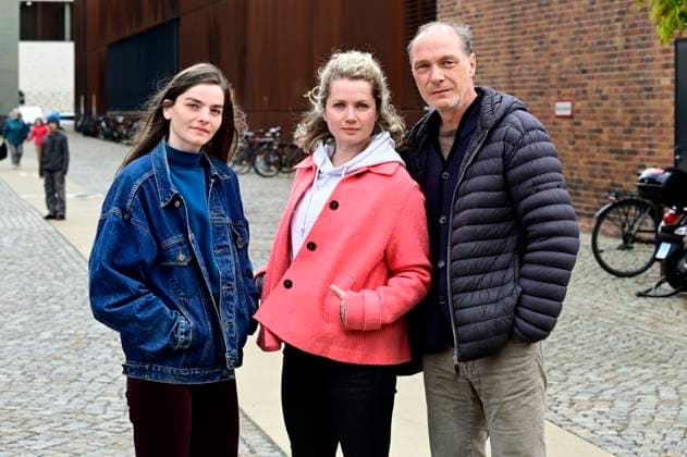 Emilie Neumeister, Cornelia Gröschel und Martin Brambach beim Fototermin am Set des ARD-Krimis Tatort: Schwesternliebe im Dresdner Kraftwerk Mitte. Dresden, 25.04.2024