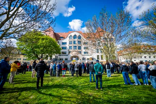 Bilder des Jahres 2024, News 04 April News Themen der Woche KW17 GEDENKEN AN AMOKLAUF AM ERFURTER GUTENBERG-GYMNASIUM 26 04 2024 - Erfurt: Der 22. Gedenktag anlässlich des Amoklaufs vom 26. April 2002 am Gutenberg-Gymnasium am 26. April 2024. Auf dem Gelände vor der Schule versammeln sich Personen zum Gedenken. _________________