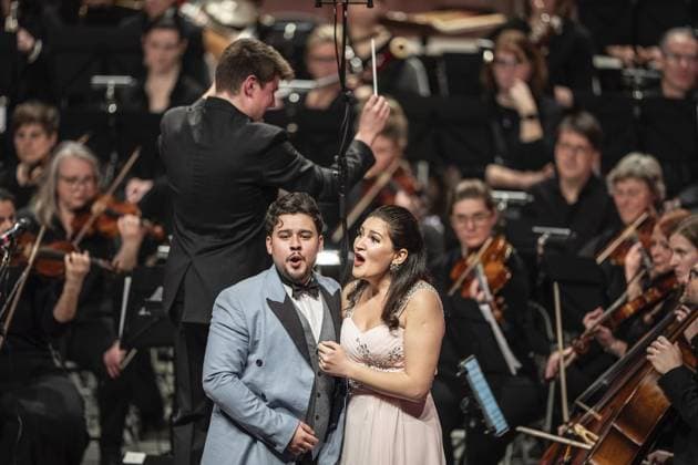 Bilder des Jahres 2024, Entertainment 04 April Entertainment Themen der Woche KW17 Das Klangkraft Orchester wird 50 Jahre alt. ** NUR FÜR REDAKTIONELLE ZWECKE ** EDITORIAL USE ONLY **<p>Jubiläumskonzert des Klangkraft Orchester am Samstag, 27. April 2024 in der Gebläsehalle des Landschaftspark Nord in Duisburg. Das Hobbyorchester wird 50 Jahre alt. Solisten singen Tonight aus der Westside Story von Leonard Bernstein. Duisburg NRW Duisburg Copyright: STEFANxAREND