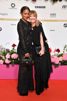 Larissa Sirah Herden und Heike Makatsch bei der 74. Verleihung des Deutschen Filmpreises 2024 im Theater am Potsdamer Platz. Berlin, 03.05.2024