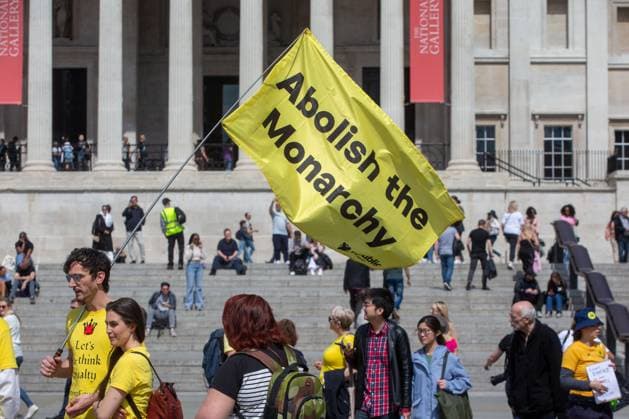 May 5, 2024, London, England, United Kingdom: Anti-monarchy group Republic stage a protest in Trafalgar Square on the first anniversary of the crowning of King Charles III. London United Kingdom - ZUMAs262 20240505_zip_s262_233 Copyright: xTayfunxSalcix