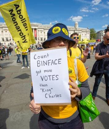 May 5, 2024, London, England, United Kingdom: Anti-monarchy group Republic stage a protest in Trafalgar Square on the first anniversary of the crowning of King Charles III. London United Kingdom - ZUMAs262 20240505_zip_s262_242 Copyright: xTayfunxSalcix