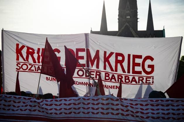 Menschen in Kreuzberg vor der Revolutionären Demontration in Berlin am 1. Mai 2024. Walpurgisnacht