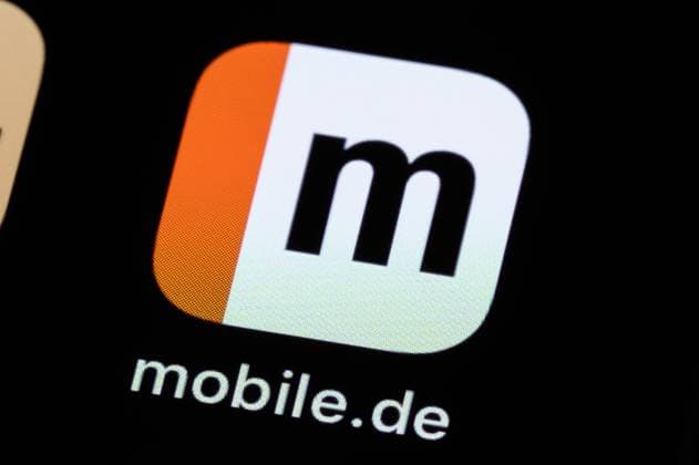 Die Applikation App mobile.de ist auf dem Display eines Smartphones zu sehen. Rottweil Baden-Württemberg Deutschland