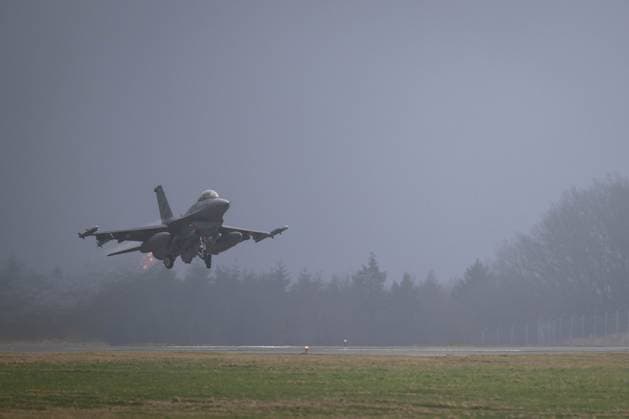 RECORD DATE NOT STATED A U.S. Air Force F-16 Fighting Falcon assigned to the 480th Fighter Squadron takes off in support of an Agile Combat Employment training movement in the Baltic region at Spangdahlem Air Base Germany, Feb. 29, 2024. Today™s global environment requires the ability to rapidly deploy and sustain operations from great distances. Through collaborative efforts with our Allies and Partners, the U.S. works to provide our forces with the capabilities they need to combat current and future threats. Air Force Copyright: xpiemagsx piemagsdvidsfeb24032024-16690 !ACHTUNG AUFNAHMEDATUM GESCHÄTZT!