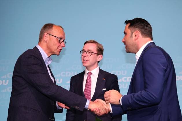 Blick am Sonnabend (13.04.2024) in der Stadthalle der Hanse- und Universitätsstadt Rostock auf den Parteitag der CDU des Landes Mecklenburg Vorpommern mit Philipp Amthor, MdB Mitte (Neuer Generalsekretär) und Daniel Peters MdL re. (Neuer Landesvorsitzender) und dem Bundes- und Fraktionsvorsitzenden Friedrich Merz, MdB.