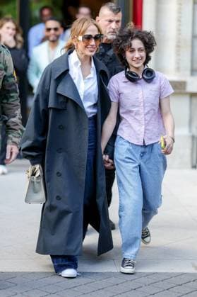 Jennifer Lopez and her daughter Emme leaving the La RÃ serve hotel in Paris Jennifer Lopez and her daughter Emme leaving the La RÃ serve hotel in Paris, France, on May 8, 2024 Jennifer Lopez and her daughter Emme leaving the La RÃ serve hotel in Paris, France, on May 8, 2024 Paris France  Copyright: xAGENCEx xBESTIMAGExAGENCEx xBESTIMAGEx