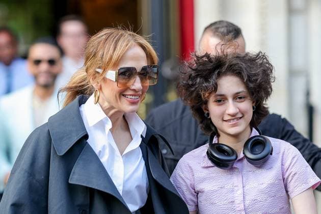 Jennifer Lopez and her daughter Emme leaving the La RÃ serve hotel in Paris Jennifer Lopez and her daughter Emme leaving the La RÃ serve hotel in Paris, France, on May 8, 2024 Jennifer Lopez and her daughter Emme leaving the La RÃ serve hotel in Paris, France, on May 8, 2024 Paris France  Copyright: xAGENCEx xBESTIMAGExAGENCEx xBESTIMAGEx