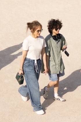 Exclusive Jennifer Lopez leaves the La Rà serve hotel to go to a renowned mirror store before enjoying the Parisian gardens with Loren Ridinger, Benny Medina and daughter, Emme à Paris Exclusive Jennifer Lopez leaves the La Rà serve hotel to go to a renowned mirror store before enjoying the Parisian gardens with Loren Ridinger, Benny Medina et sa fille, Emme à Paris, France, le 10 mai 2024 Exclusive Jennifer Lopez leaves the La Rà serve hotel to go to a renowned mirror store before enjoying the Parisian gardens with Loren Ridinger, Benny Medina and her daughter, Emme in Paris, France, on May 10, 2024 Paris France Copyright: xAgencex xBestimagexAgencex xBestimagex