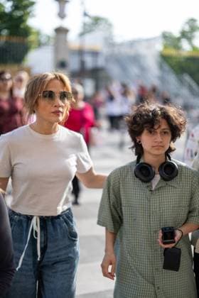 Exclusive Jennifer Lopez leaves the La Rà serve hotel to go to a renowned mirror store before enjoying the Parisian gardens with Loren Ridinger, Benny Medina and daughter, Emme à Paris Exclusive Jennifer Lopez leaves the La Rà serve hotel to go to a renowned mirror store before enjoying the Parisian gardens with Loren Ridinger, Benny Medina et sa fille, Emme à Paris, France, le 10 mai 2024 Exclusive Jennifer Lopez leaves the La Rà serve hotel to go to a renowned mirror store before enjoying the Parisian gardens with Loren Ridinger, Benny Medina and her daughter, Emme in Paris, France, on May 10, 2024 Paris France Copyright: xAgencex xBestimagexAgencex xBestimagex