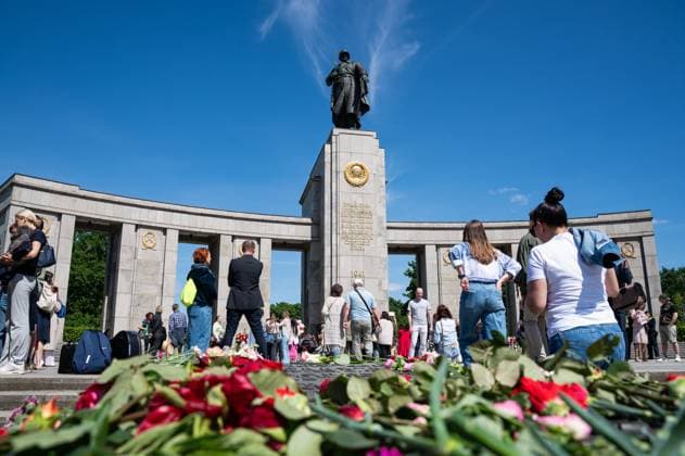 09.05.2024, Berlin, Deutschland, Europa - Russen und pro-russische Sympathisanten legen am Tag des Sieges vor dem Sowjetischen Ehrenmal im Ortsteil Tiergarten am 79. Jahrestag des Sieges der ehemaligen Sowjetunion und den Allierten ueber Nazi-Deutschland und dem Ende des Zweiten Weltkriegs Blumen und Kraenze nieder und zollen den gefallenen russischen Soldaten ihren Respekt. Auf Grund des anhaltenden Krieges in der Ukraine sind Flaggen und Fahnen mit russischem Bezug, Uniformen, Marsch- und Militaerlieder und Kennzeichen, die den russischen Angriffskrieg auf die Ukraine verherrlichen nicht erlaubt.