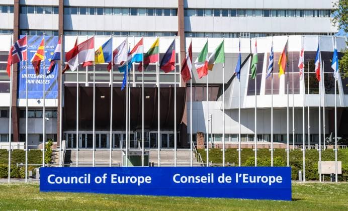 Europarat in Strassburg (Strasbourg). 1949 gegründet, ist der Europarat , Conseil De L«ƒurope , mit 46 Mitgliedern die aelteste und grösste zwischenstaatliche Organisation Europas.