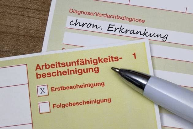 Arbeitsunfähigkeitsbescheinigung und Diagnose chronische Erkrankung Arbeitsunfähigkeitsbescheinigung und Diagnose chronische Erkrankung, 12.05.2024, Borkwalde, Brandenburg, Unter einer Arbeitsunfähigkeitsbescheinigung mit einem Kugelschreiber liegt die Diagnose chronische Erkrankung.