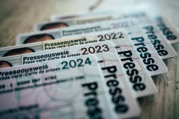 Pressefreiheit im globalen Brennpunkt 14.05.24, Limburg: Symbolfoto, Illustrationsbild, Symbolbild, Illustrationsfoto Pressefreiheit im globalen Brennpunkt Symbolbild zur Pressefreiheit, das mehrere Presseausweise auf einem Tisch zeigt. Dieses Bild veranschaulicht die Herausforderungen und Veränderungen im Bereich der Pressefreiheit weltweit im Jahr 2024. In Deutschland zeigt sich eine Verbesserung, mit einem Aufstieg im Ranking von Reporter ohne Grenzen von Platz 21 auf Platz 10, während die Situation global oft kritisch bleibt Limburg Hessen Germany