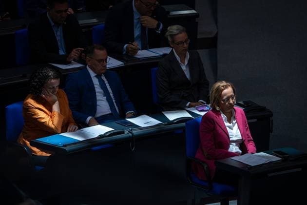 News Bilder des Tages Deutscher Bundestag, 169. Plenarsitzung AFD Fraktion im Schatten im Plenum des Bundestag mit Dr. Alice Weidel (AfD), Tino Chrupalla (AfD), Beatrix von Storch (AfD) im Plenum bei der 169. Sitzung des Deutschen Bundestag in Berlin, 16.05.2024 Berlin Berlin Deutschland