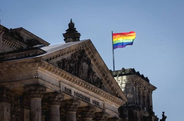 News Bilder des Tages Regenbogenfahnen wehen am Reichstagsgebauede zum Internationalen Tag gegen Homo-, Bi-, Inter- und Transphobie in Berlin, 17.05.2024. Berlin Deutschland Copyright: xJulianexSonntagxphotothek.dex